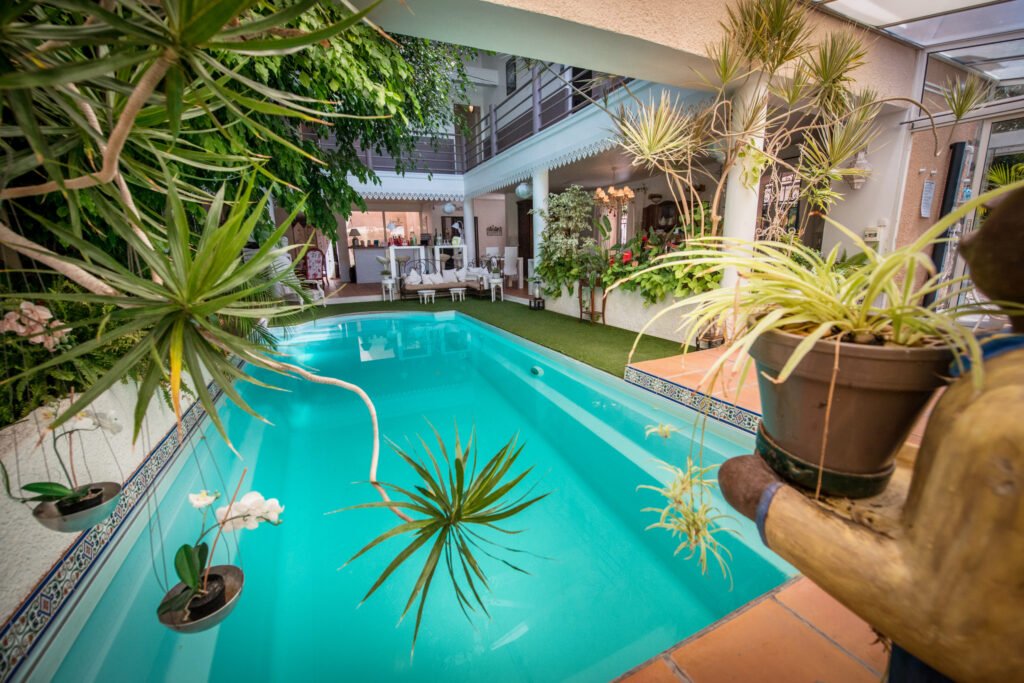 Piscine intérieure d'une chambre d'hôtes à Narbonne