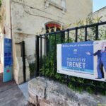 Fachada de la casa natal de Charles Trenet en Narbona con persianas verdes