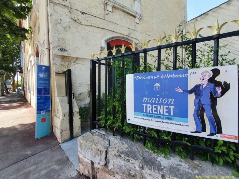 Façade de la maison natale de Charles Trenet à Narbonne avec volets verts