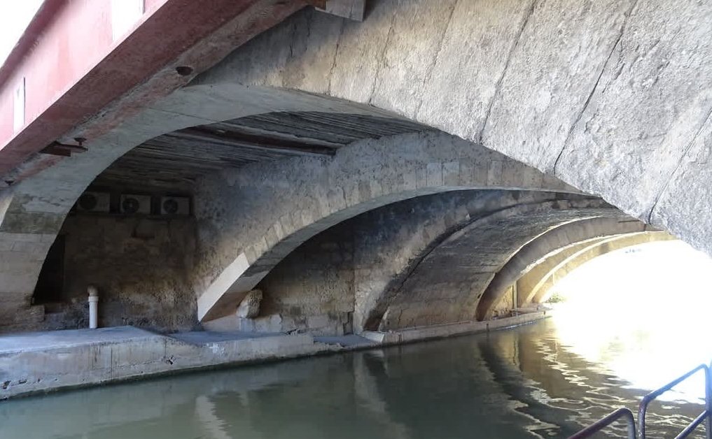 Architecture de l'arche romaine du pont des marchands de Narbonne sur le canal de la Robine