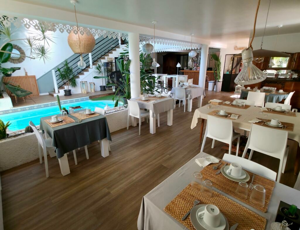 La Villa Ambrosia 8 El menjador de la Villa Ambrosiaestà a punt per rebre els convidats. Les taules estan elegantment parades amb vistes a la piscina interior al fons.